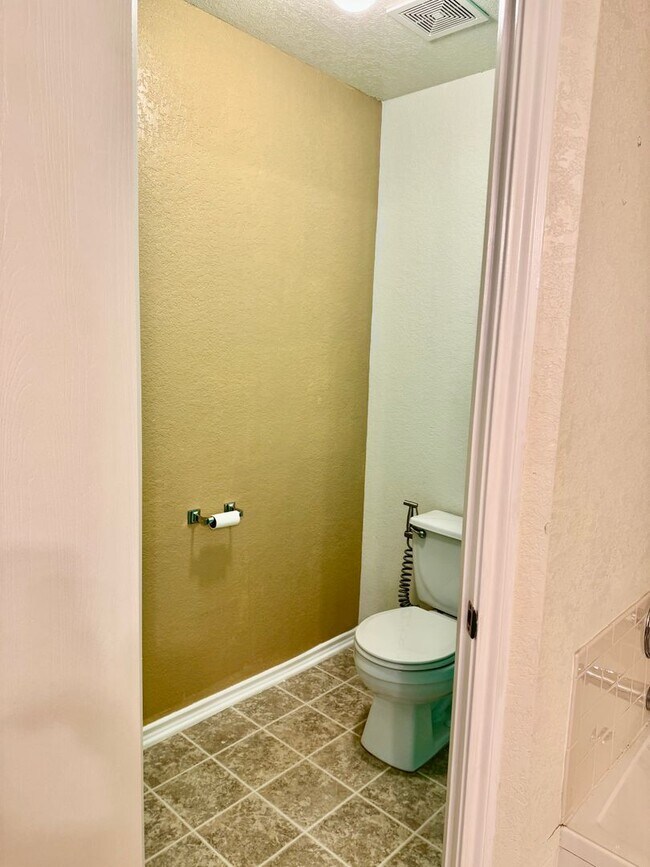 Building Photo - 204 Gatewood Oak