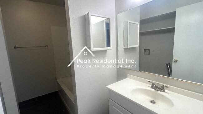 Building Photo - Charming Galt 2bd/2ba Duplex with 2 Car Ga...