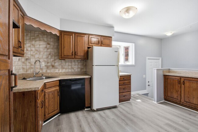 Building Photo - SPECTACULAR 3 BED/1 BATH IN LOVELY LINCOLN PARK! APPLY NOW!