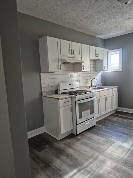Building Photo - 114 N Yewdall St