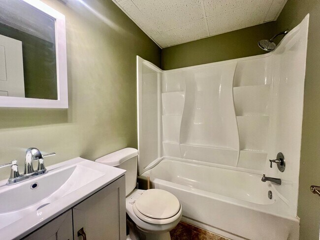 Building Photo - 1 Bedroom, 1 Bathroom Apartment In Desirable Location!