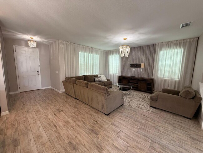 Building Photo - "Spacious 3-Bedroom Retreat in Winter Garden - 5520 Sq Ft of Comfort!"