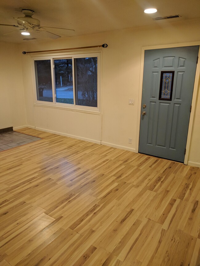 Living room from hallway - 4225 Sheffield Road