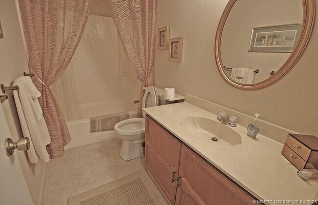 Building Photo - 300 SW South River Dr