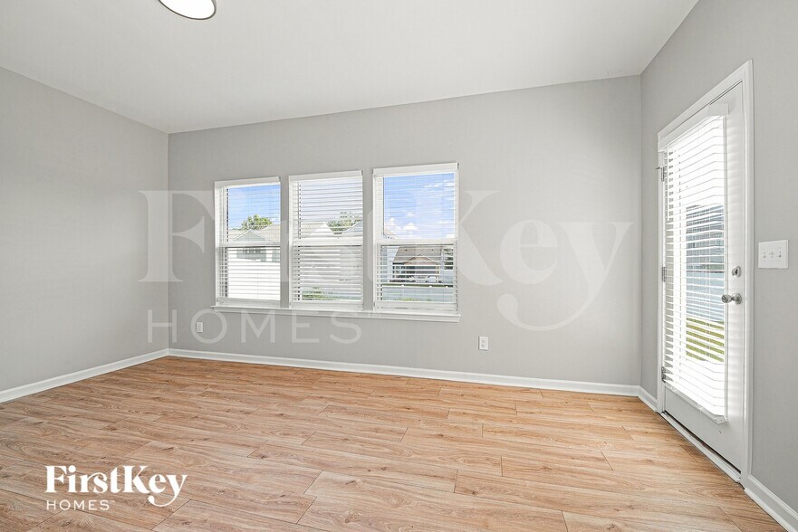 Building Photo - 817 Alexander Commons Dr
