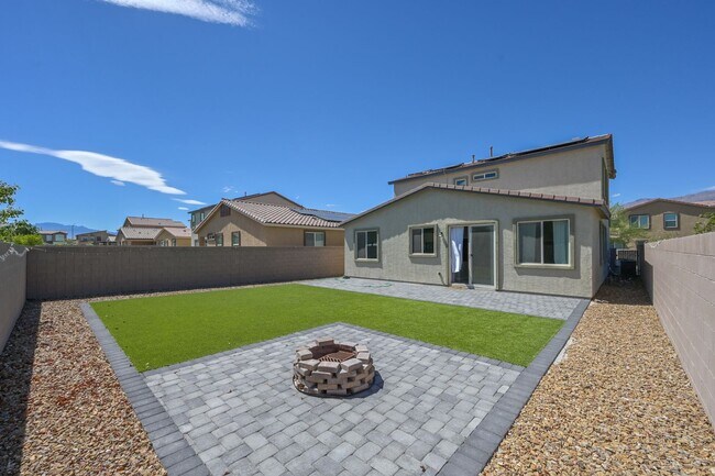 Building Photo - NW!! Solar!!  Gated!!  Bed and bath downst...