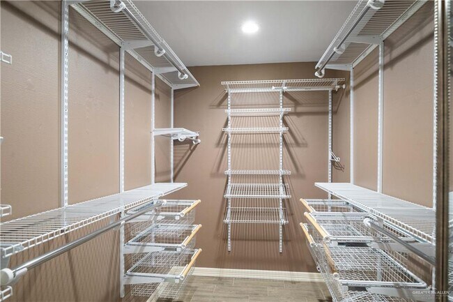 Building Photo - 23 Ora St