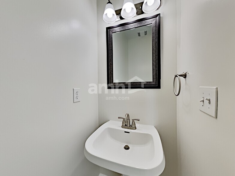 Building Photo - 2425 Coneflower Dr