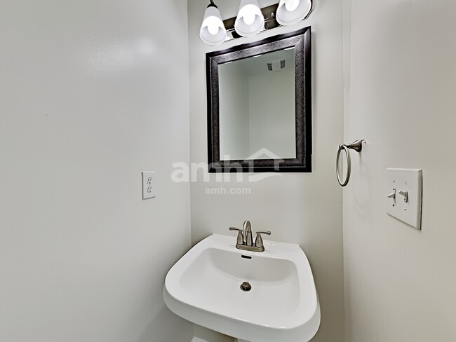 Building Photo - 2425 Coneflower Dr