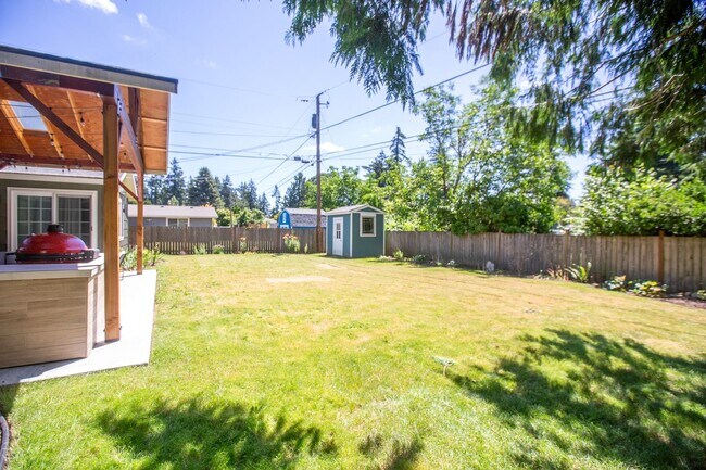 Building Photo - SE Portland 3 Bedroom Home with Amazing Ou...