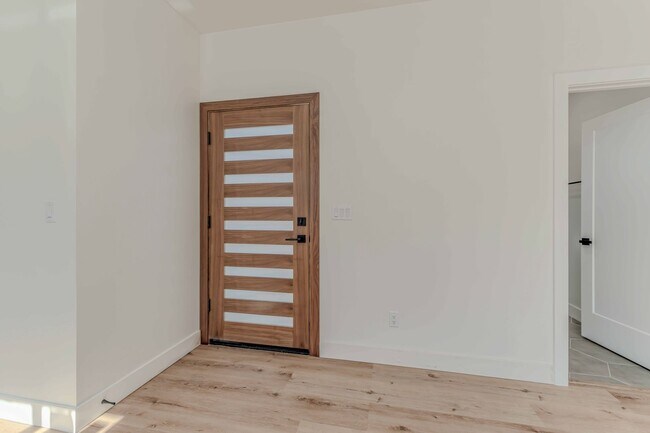 Building Photo - 5821 View Cir