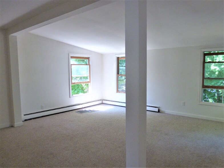 Building Photo - 14 Hickok Pl
