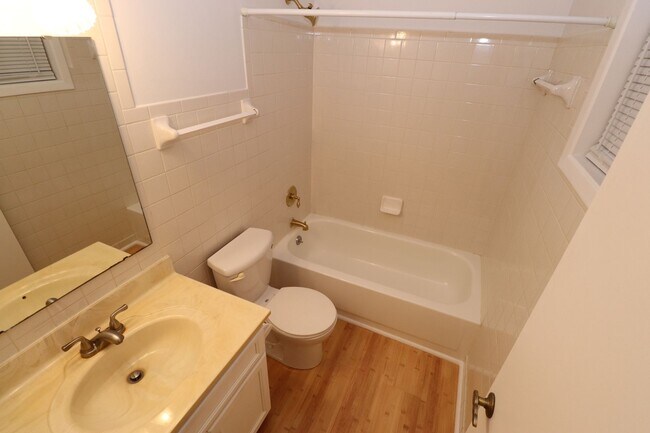 Building Photo - Beautiful Home on Cul-de-Sac with Large Fe...