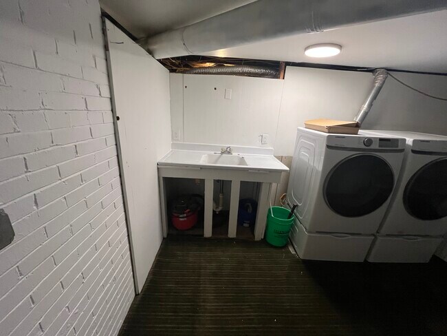 STATE OF THE ART UPGRADED LAUNDRY SET - 32 E Northwood Ave