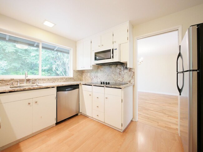 Building Photo - 3 Bed and 3 Bath Plus Office Private Singl...