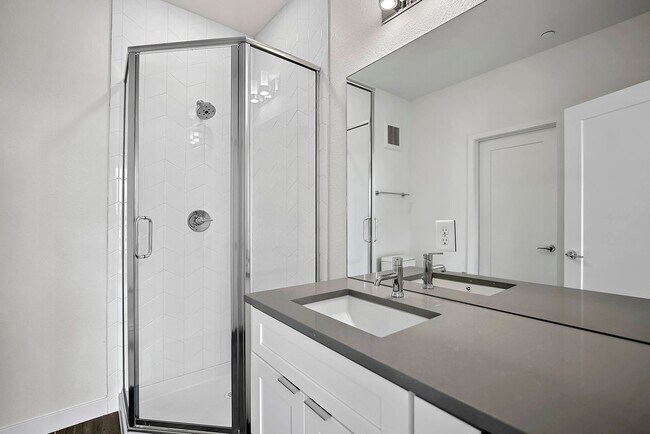 Building Photo - Last Townhouse Available! Beautiful Newer Build Close to Overlook Station