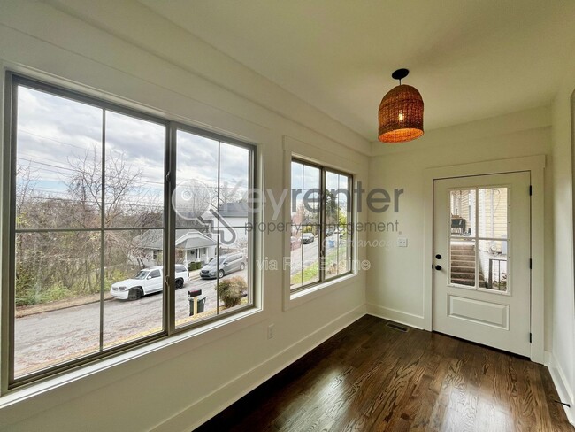 Building Photo - 3571 Crompton St