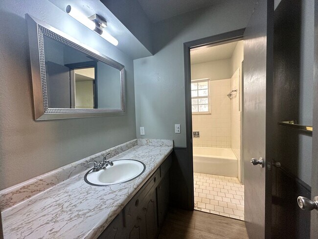 Building Photo - 2 bed unit okc