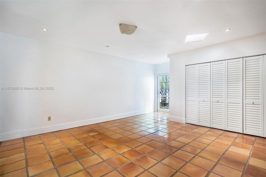 Building Photo - 2120 S Bayshore Dr