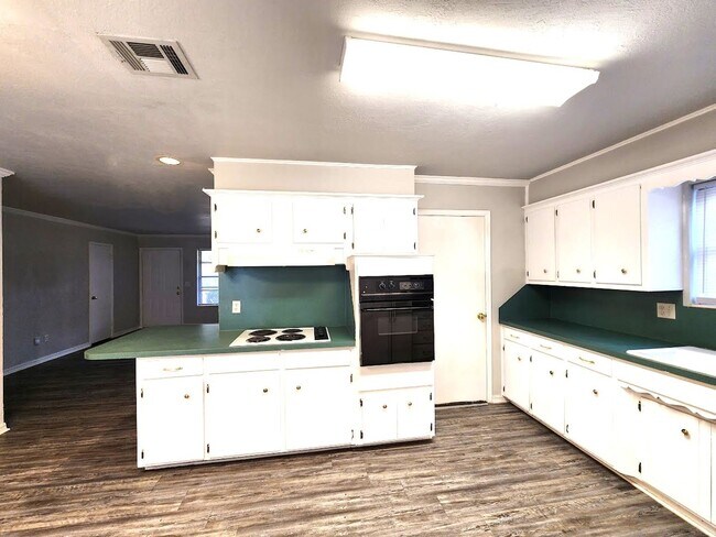 Building Photo - 3 Bed 1.5 Bath 1 Car Garage in the Henders...