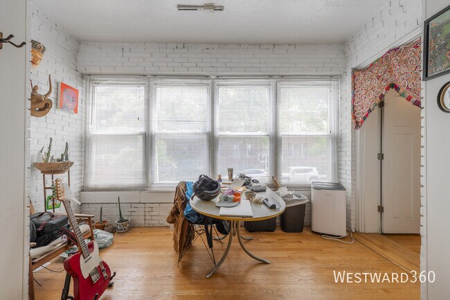 Building Photo - 1406 W Farragut Ave