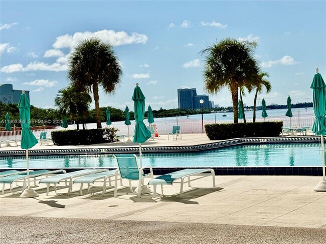 Building Photo - 300 Bayview Dr