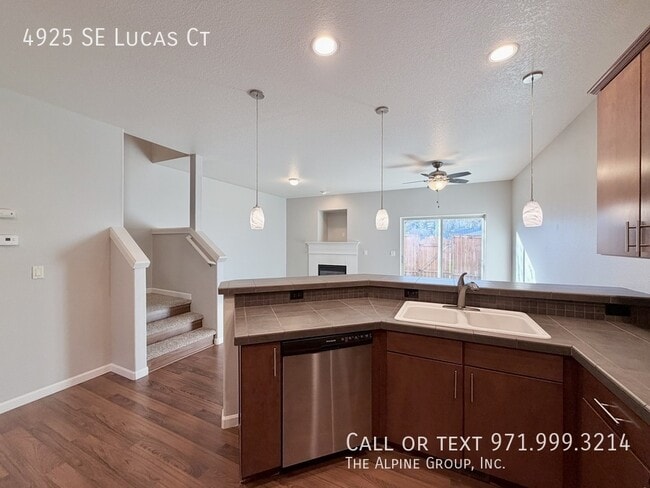 Building Photo - 4925 SE Lucas Ct