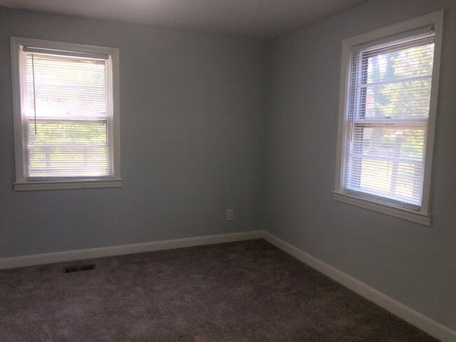 Building Photo - Updated Brick Ranch Conveniently Located