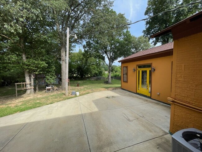 Building Photo - Beautiful home with lots of exterior space!