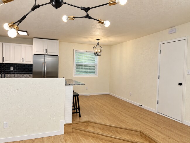 Building Photo - Fairview Heights Gem!
