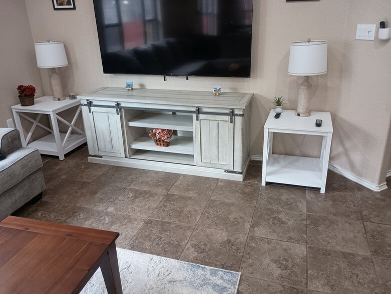 Building Photo - Room in House on Arabian King