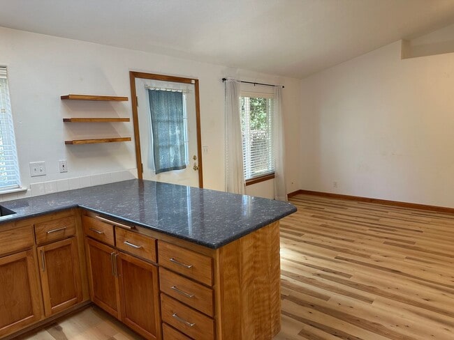 Building Photo - Beautifully updated 3 bedroom 2 bath house...