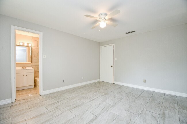 Building Photo - 5811 Greencraig Dr