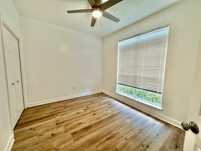 Building Photo - 126 S Shore Dr