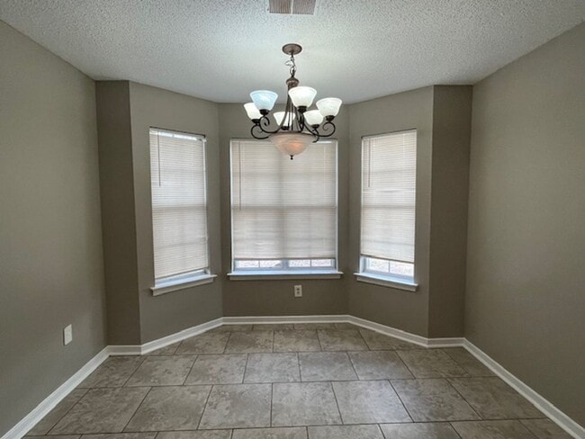 Building Photo - Renovated 4 Bedroom 2 Bath Home with 2 Car Garage for Rent!