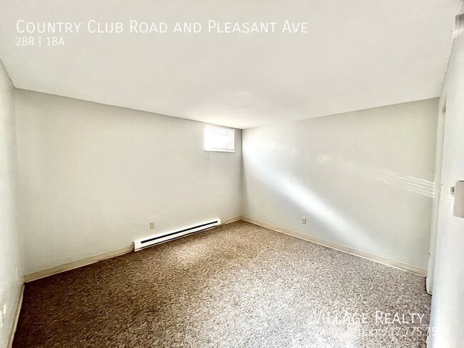 Building Photo - Roomy, remodeled 2-bed w/ on-site laundry ...