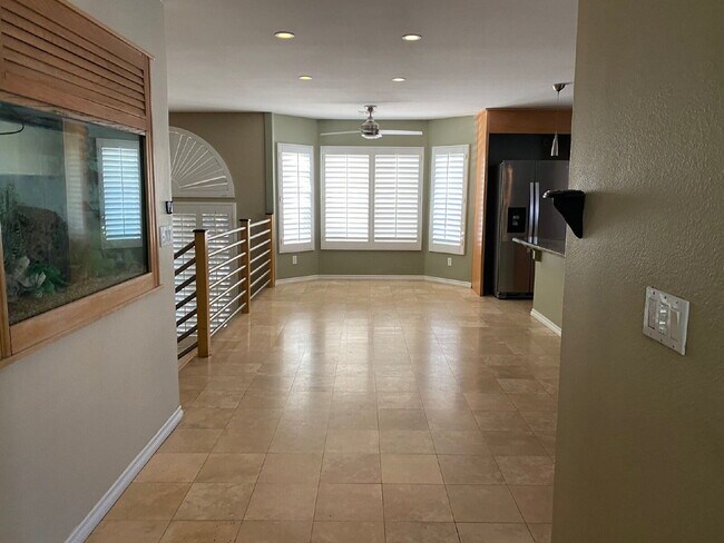 Building Photo - 5-bedroom split level home with GRASS/PRIVATE POOL