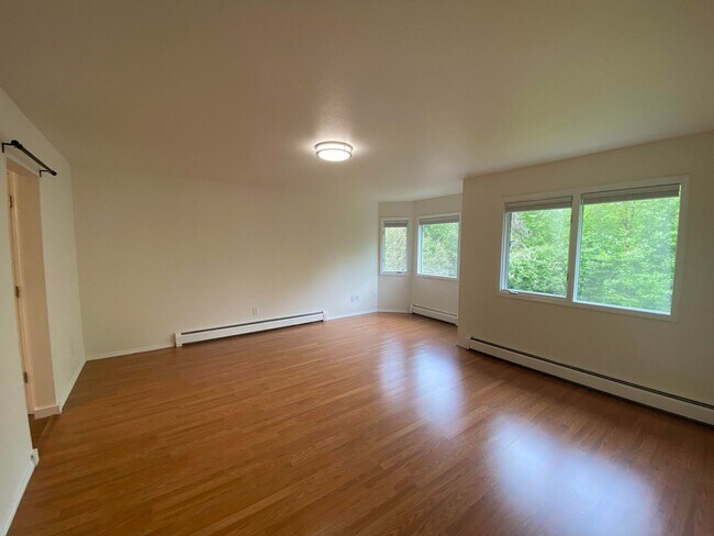 Building Photo - A 3 bed, 2.5 bath home that has been meticulously well kept!