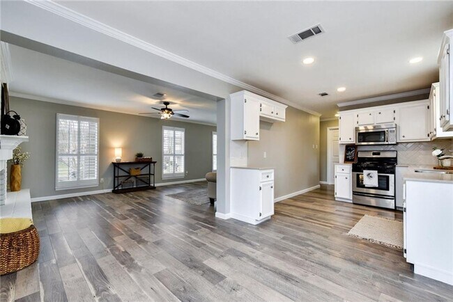 Building Photo - Charming North Austin 3x2.5