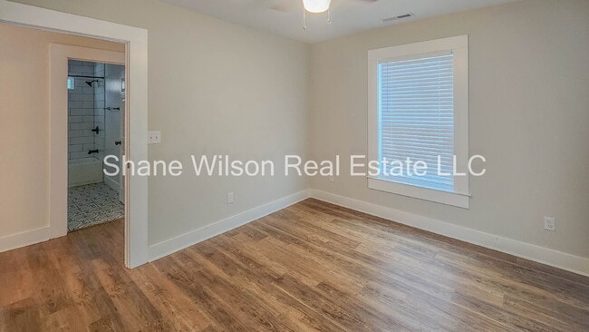 Building Photo - Beautiful 3 bed/ 2 bath home!! Newly remodeled with all updated appliances. Fenced in back yard!!