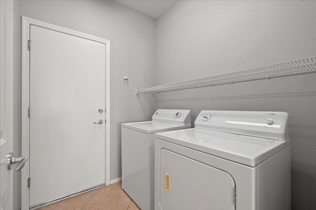 Building Photo - Lovely Home