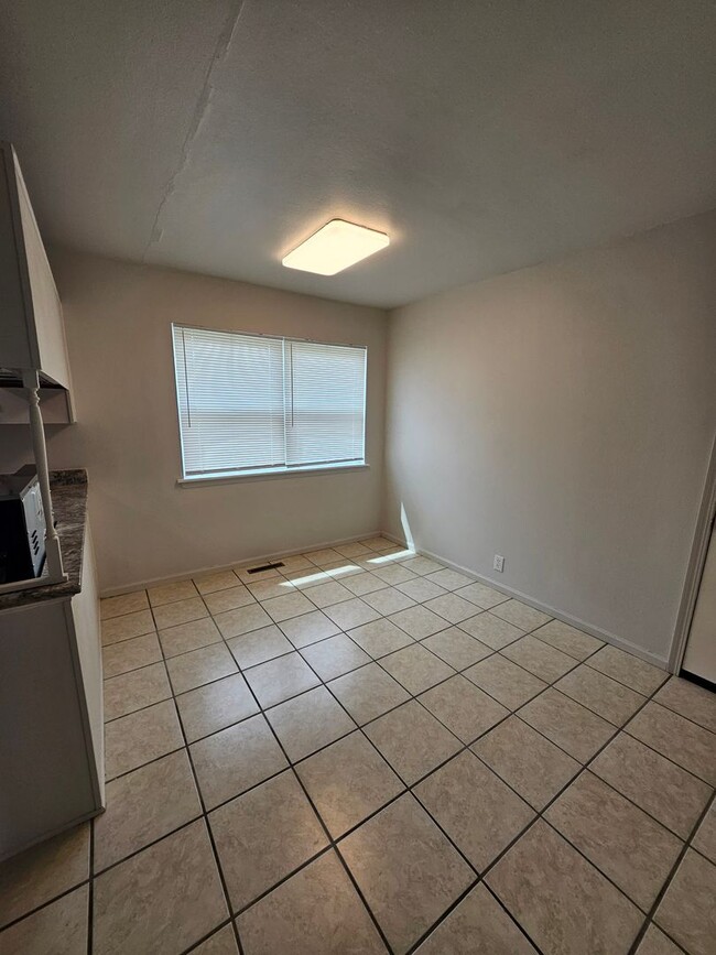 Building Photo - 3 bed, 1.5 bath in a great location! Fenced in yard!