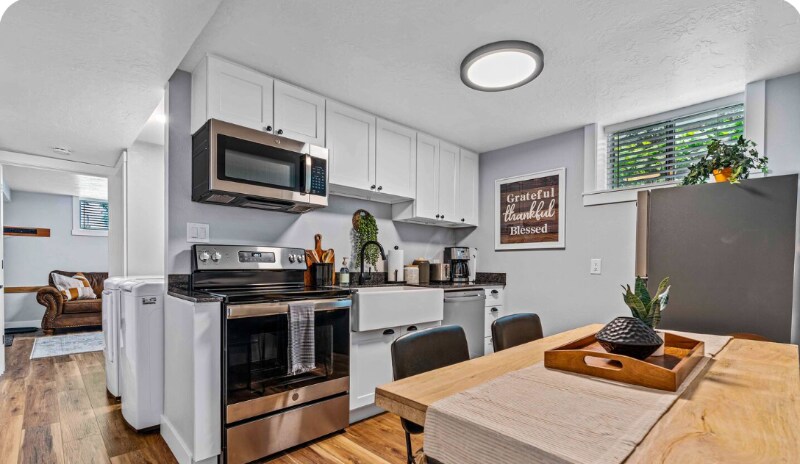 Building Photo - 444 N Oakley St