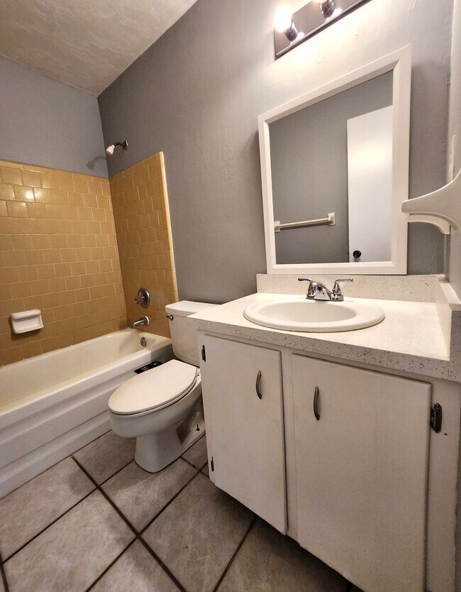 Building Photo - 3 bedroom for rent in NE Tallahassee, wood floors, Privacy Fenced yard, available early March 202...