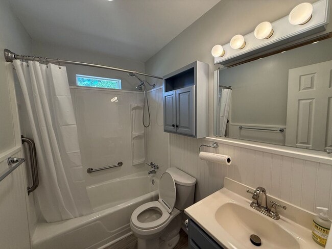 Building Photo - 2BR Duplex with Washer/Dryer + Fresh Updates + Lawn care included