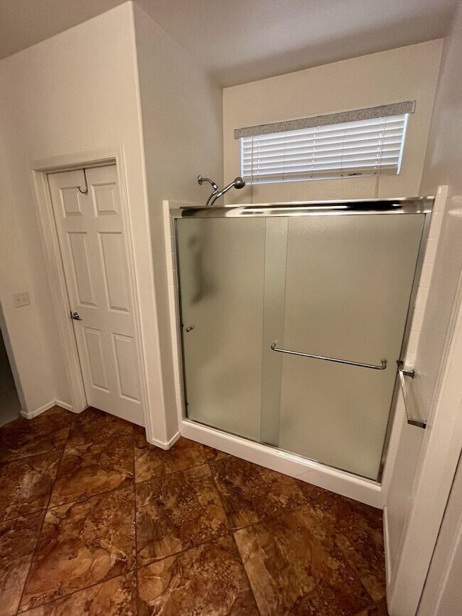 Building Photo - Stunning 3 bedroom 3 bath with Guest House in Sun City Anthem for 55+!