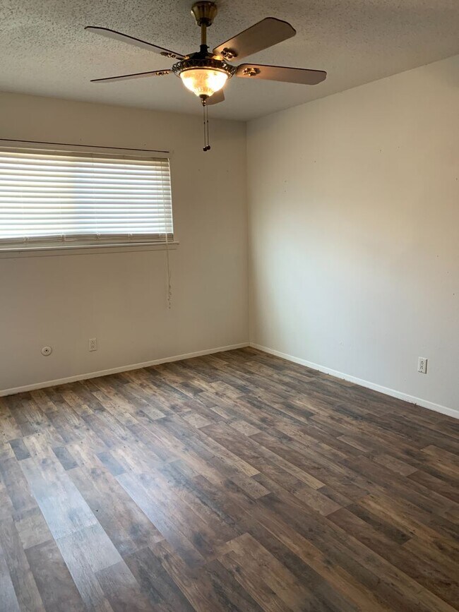 Building Photo - 13 Paseo Village