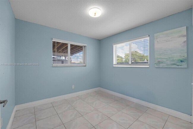 Building Photo - 19400 SW 114th Ave