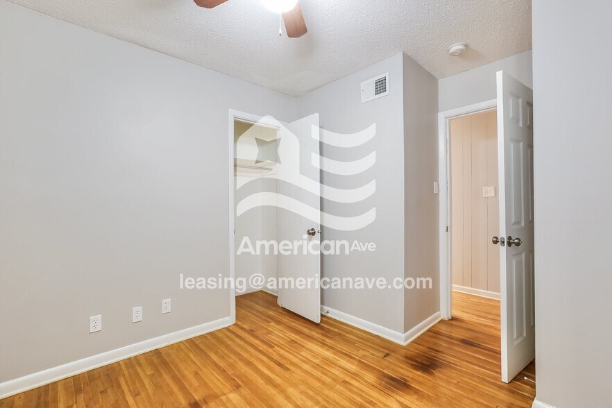 Building Photo - 711 Greendale Dr