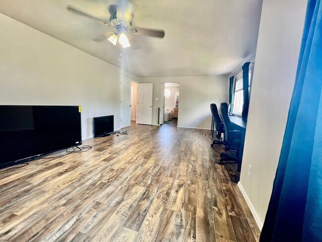 Building Photo - Beautifully Updated Home In Desirable Hend...